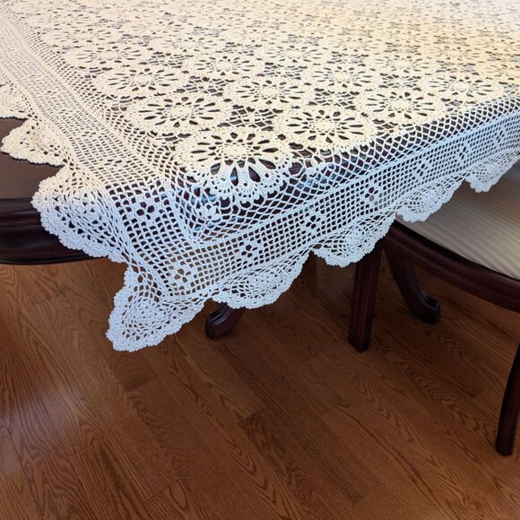 Handmade crochet tablecloth with scalloped edge - Picture 3 of 5